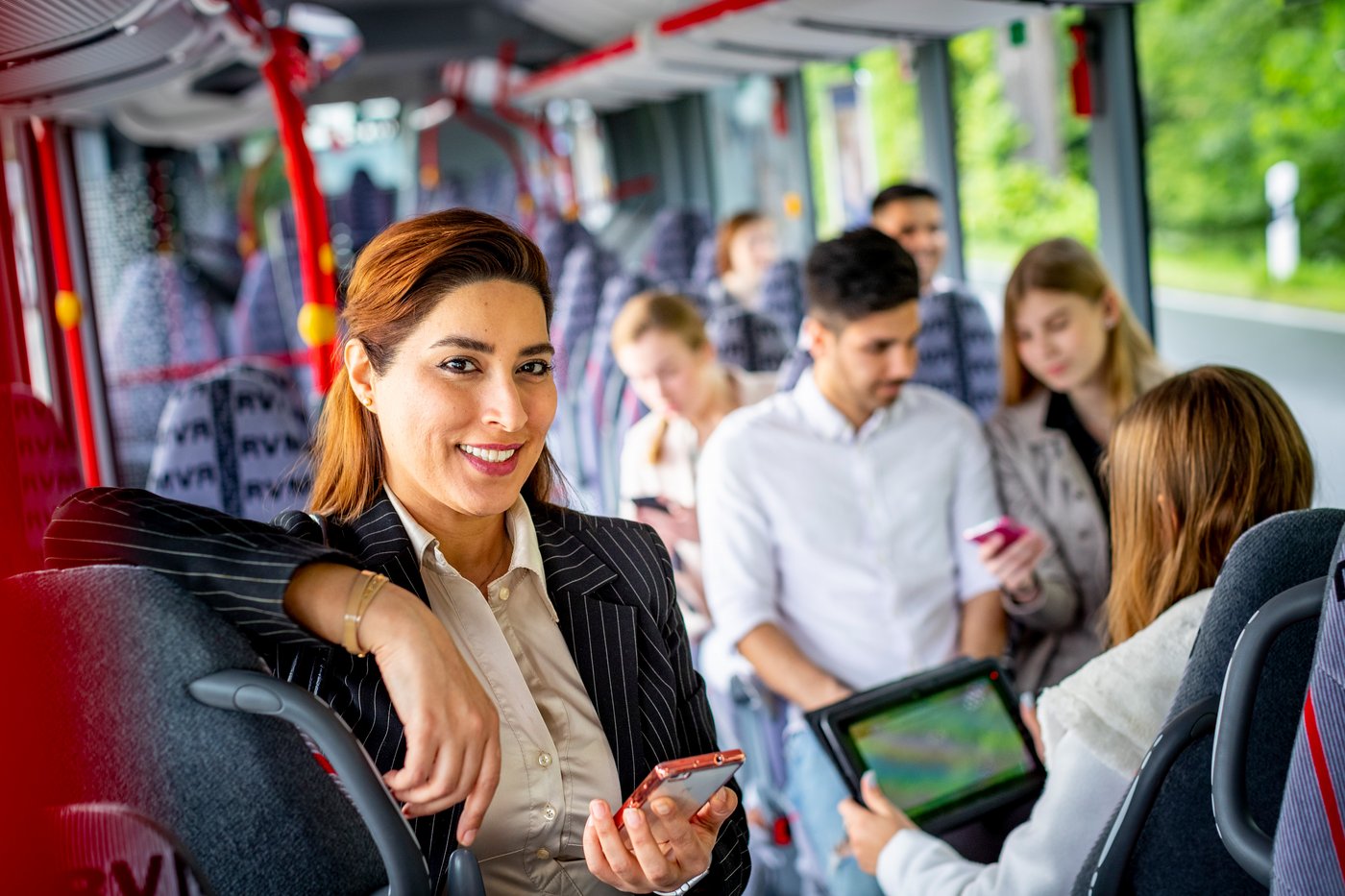 Fahrgast auf der Fahrt zur Arbeit im Bus.
